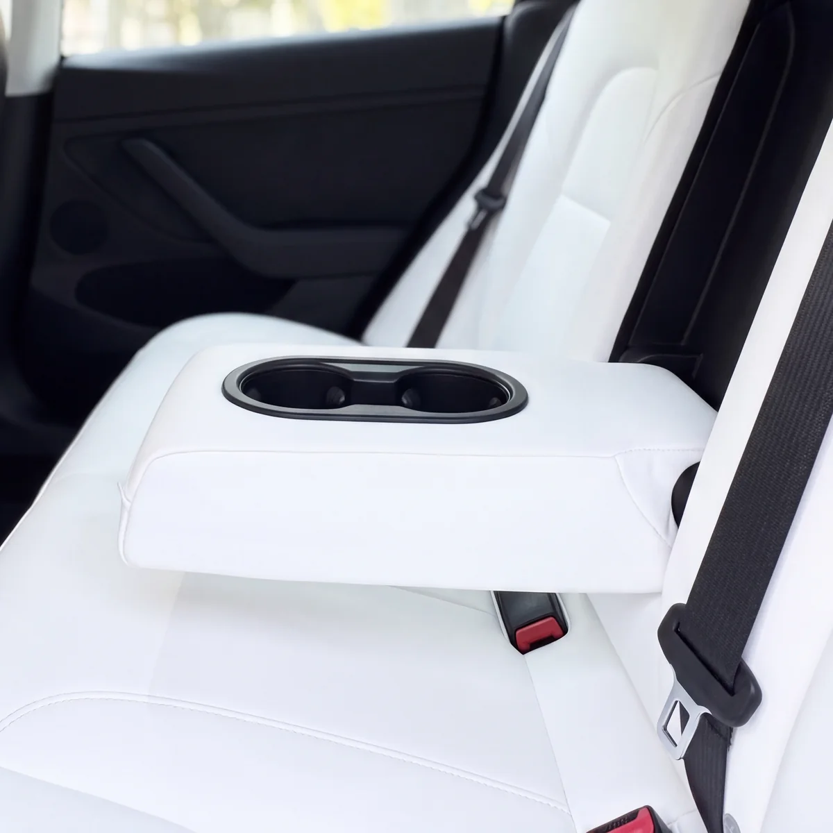 Tesla saloon: armrest and cup holders